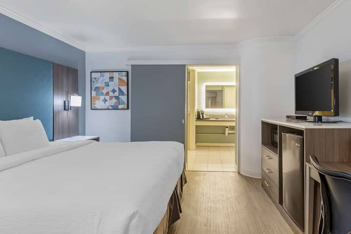Room 13 of 36