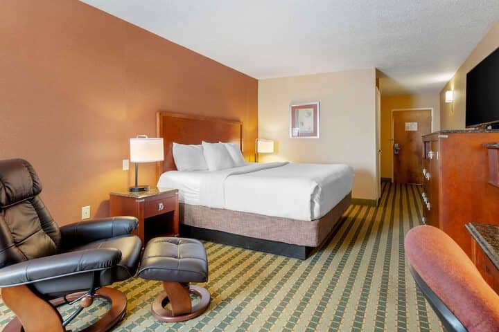 Room 10 of 28