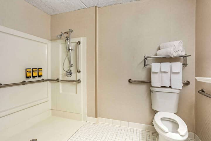 Room 32 of 60