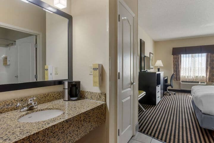 Room 6 of 35
