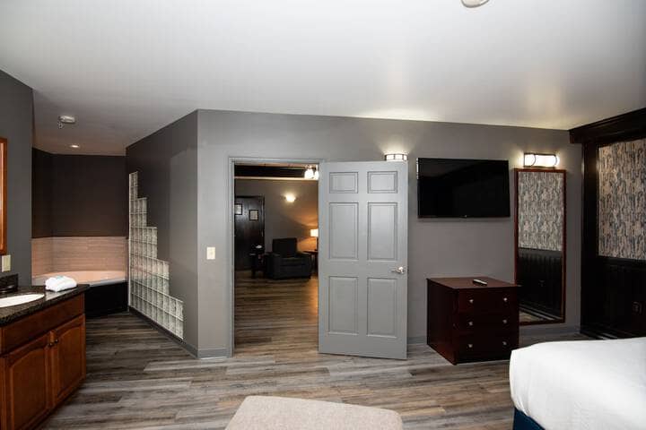 Room 9 of 94