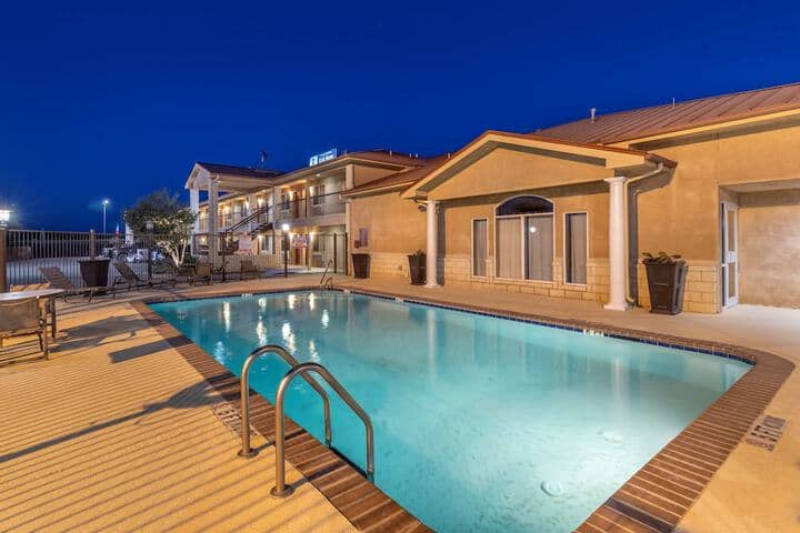 Pool 17 of 25