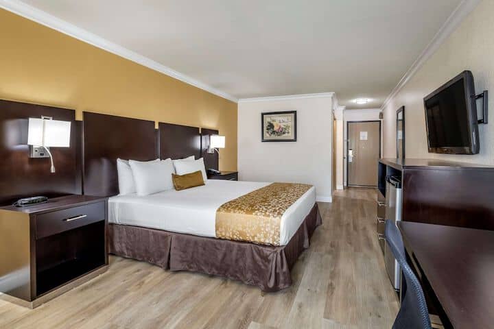 Room 9 of 32
