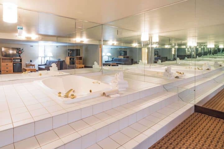 Hot Tub 40 of 59