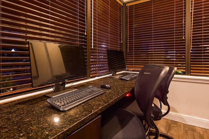 Business Center 21 of 22