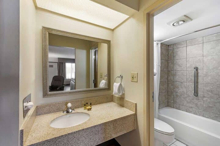Room 21 of 35