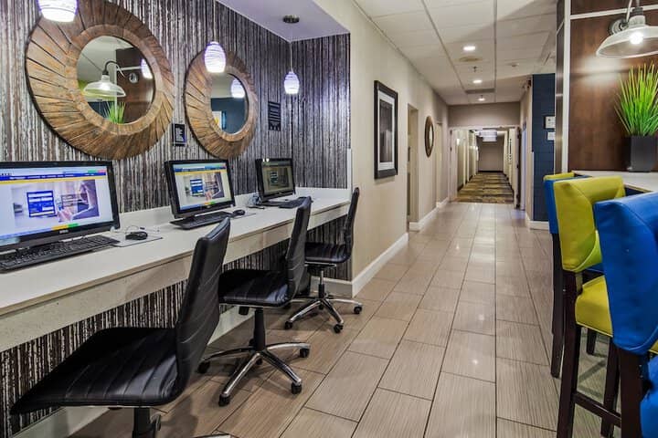 Business Center 17 of 18