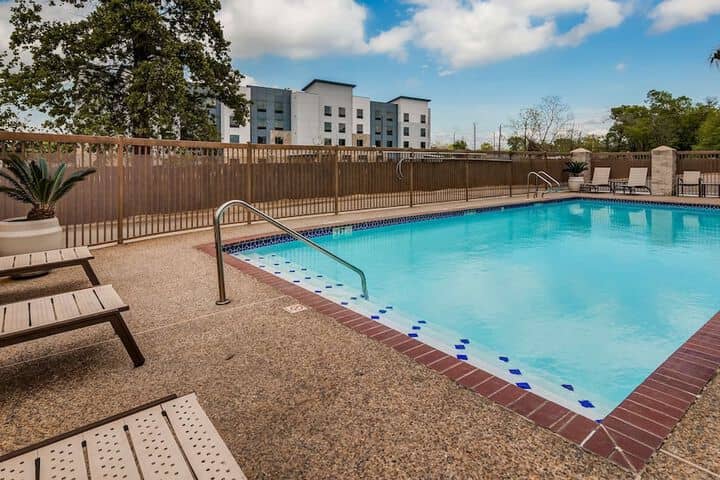 Pool 22 of 28