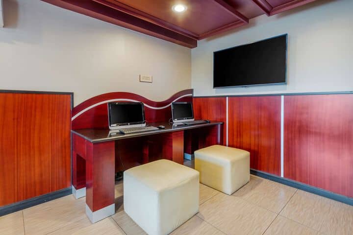 Business Center 25 of 27