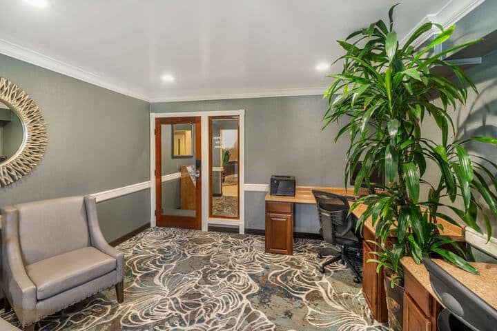 Business Center 72 of 76