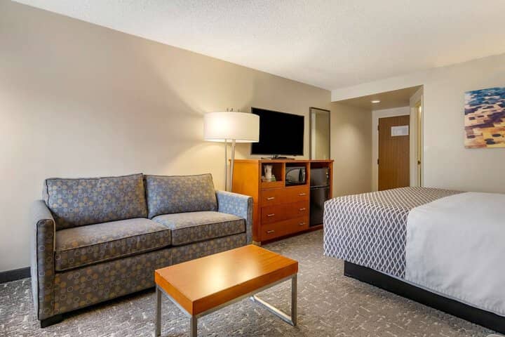Room 13 of 33