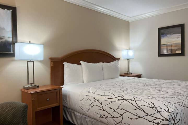 Room 34 of 62