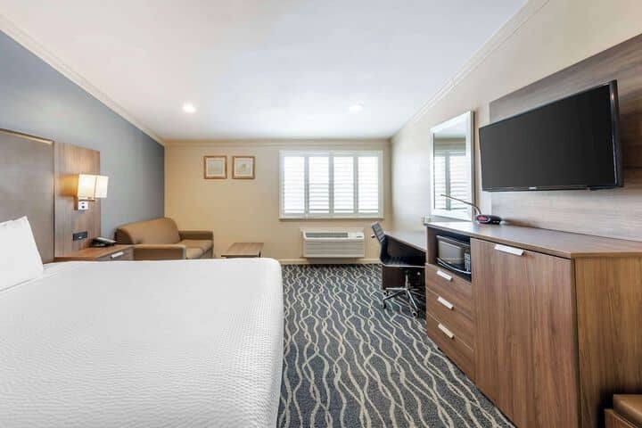 Room 10 of 42