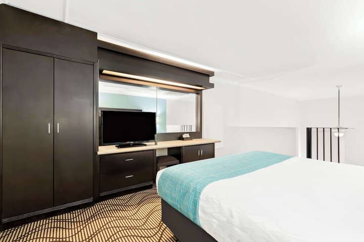 Room 13 of 36