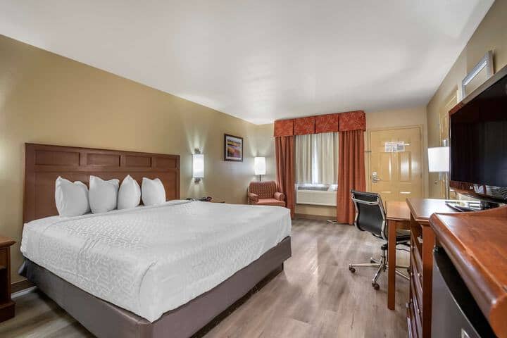 Room 4 of 25