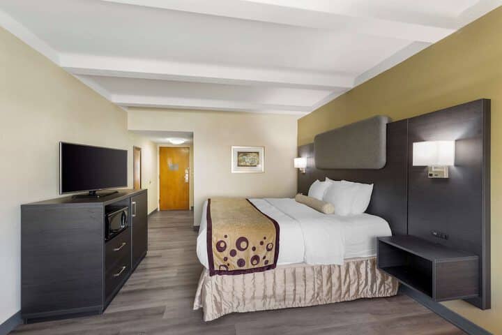Room 6 of 35