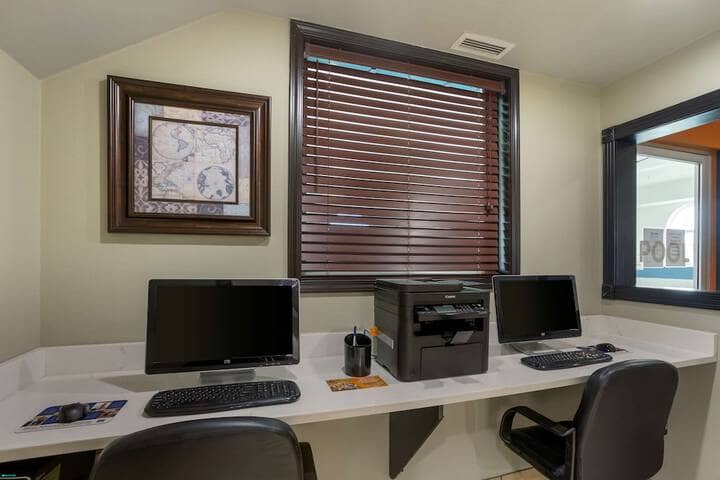 Business Center 32 of 35