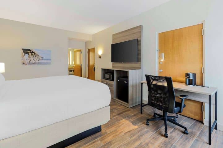 Room 10 of 30