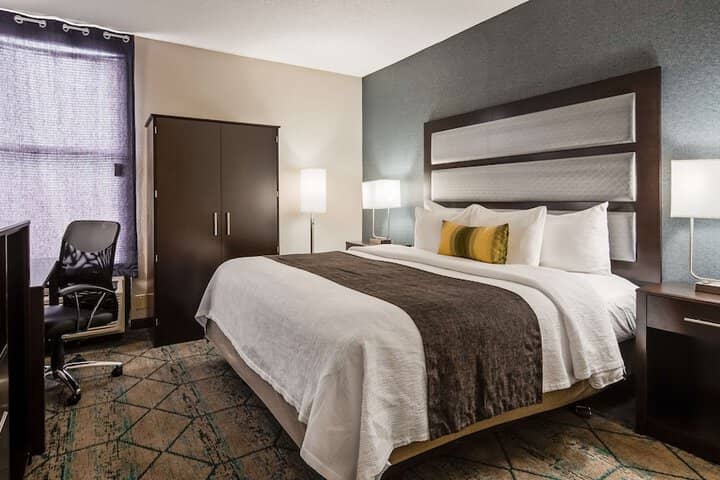 Room 4 of 28
