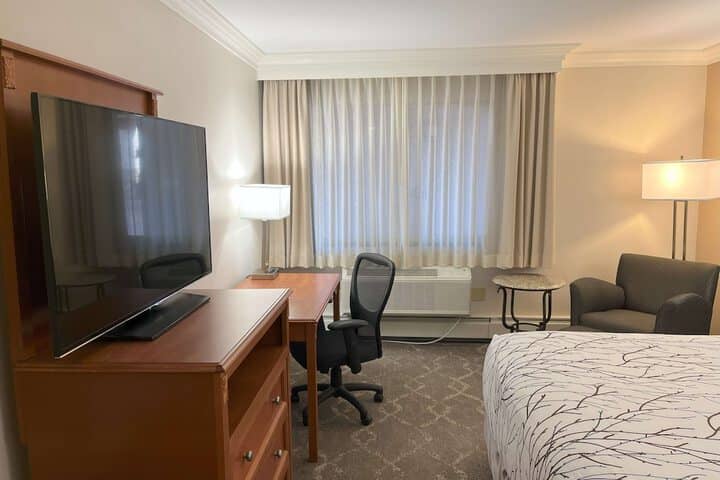 Room 33 of 62