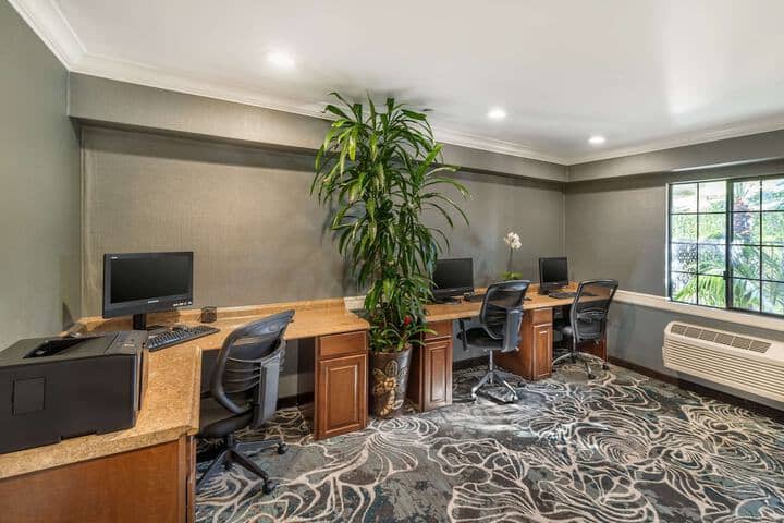 Business Center 73 of 76