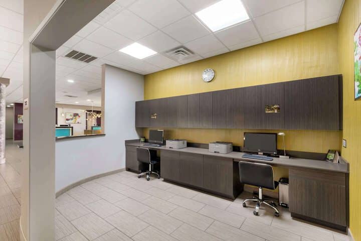 Business Center 44 of 47