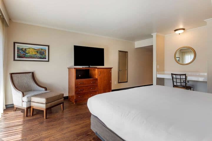 Room 10 of 32